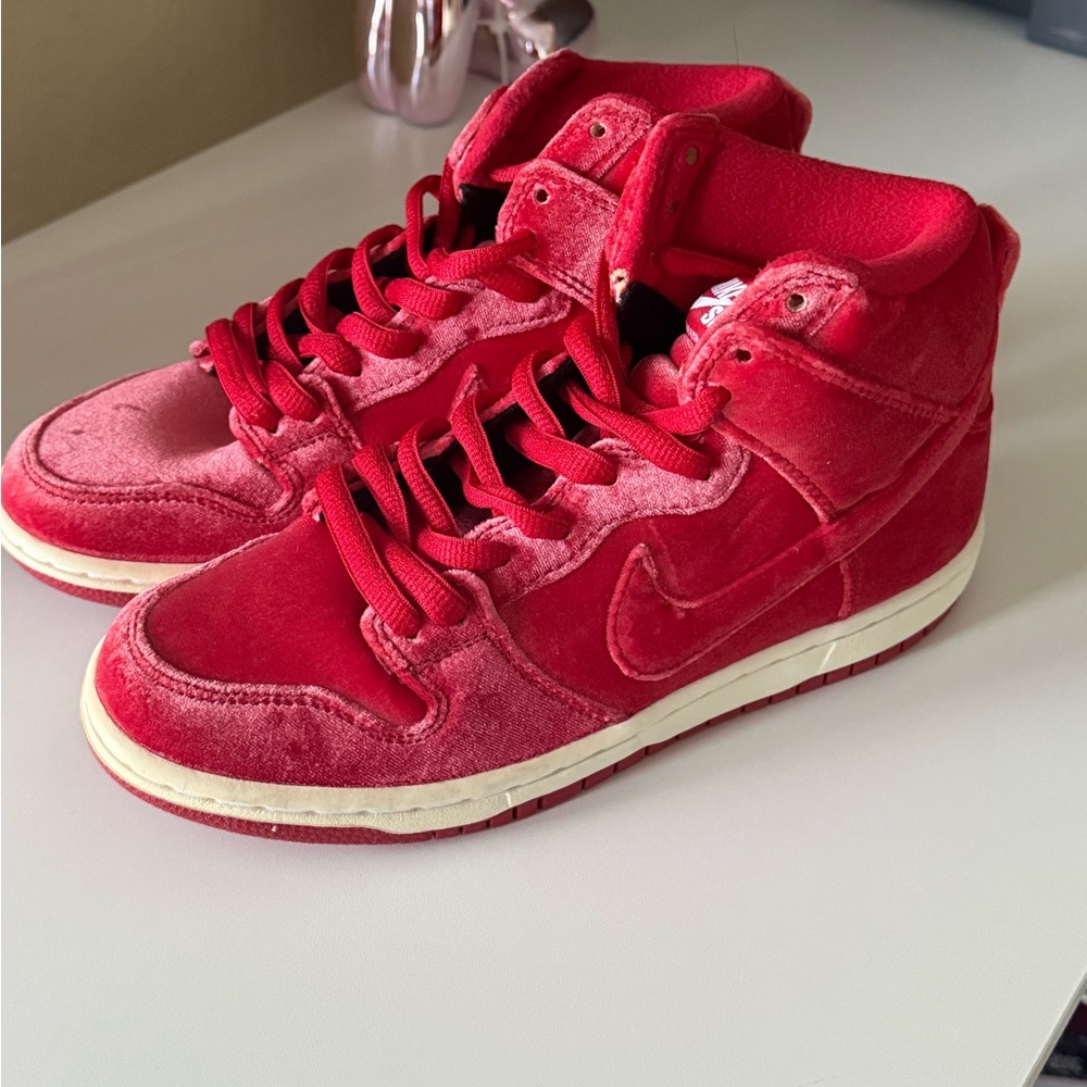 Nike SB Dunk High Red Velvet